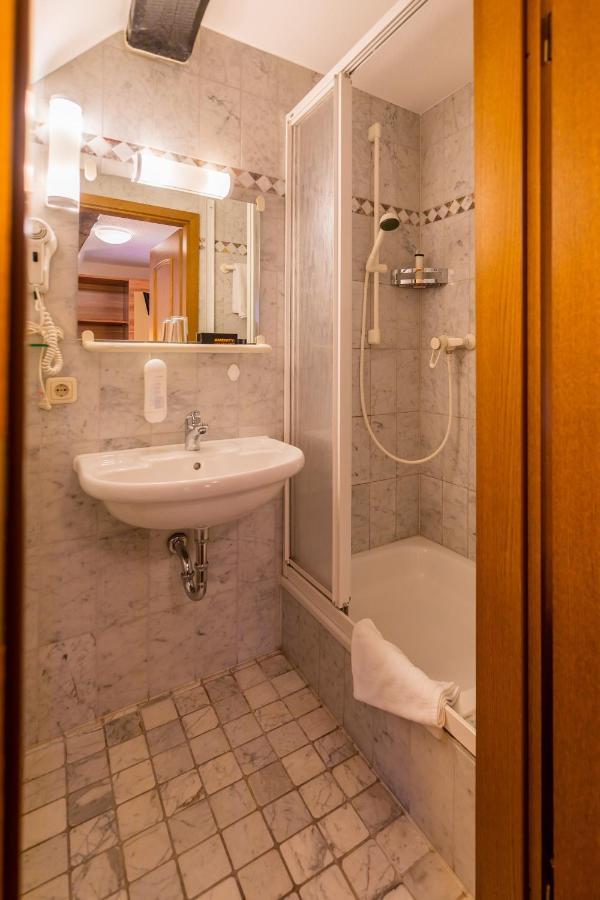 Hotel Goldener Hirsch Suhl Buitenkant foto